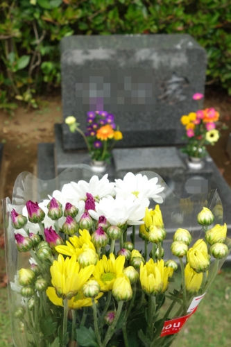 持参した花と義父の墓