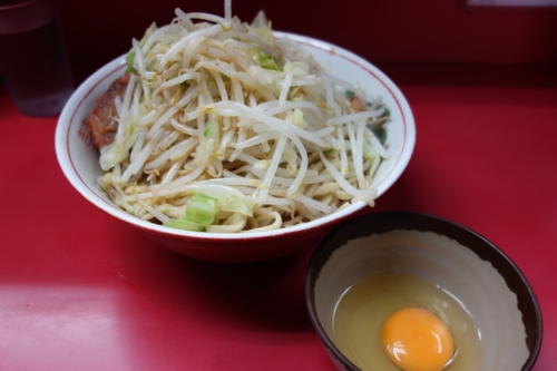 汁なし大盛ラーメン(750円)ヤサイ・カラメ・魚粉＋生たまご(50円)