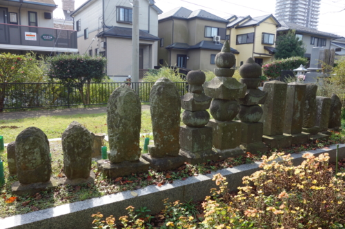 長福寺の墓石群