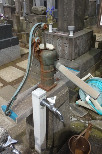 墓地の現役の井戸