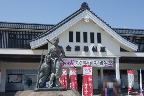 会津若松駅と白虎隊士の像