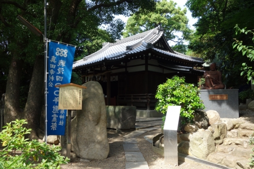 拝殿と真田幸村像