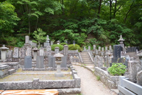 安楽寺の墓地
