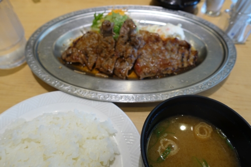 ビーフステーキ定食(1240円)