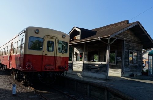 小湊鉄道と上総中野駅舎