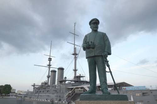 東郷平八郎像と記念艦「三笠」