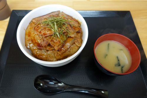炭焼ホエー豚丼・肉多め(850円)+ランチタイム大盛り(0円)味噌汁(0円)