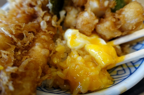 卵の天ぷらを破りご飯へ
