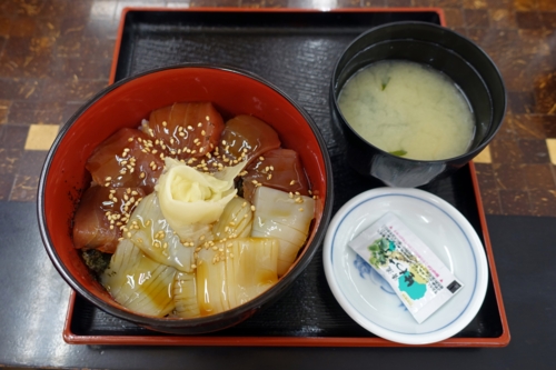 生まぐろイカ丼(600円)＋味噌汁(100円)