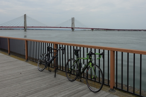 河岸公園から銚子大橋を望む
