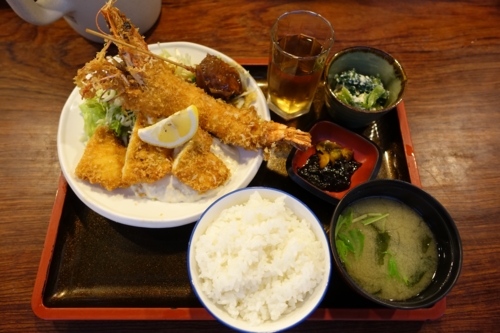 大エビフライとハモフライ定食(900円)