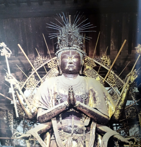 東大寺法華堂　国宝　不空羂索観音立像の写真