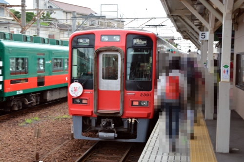 橋本駅で赤い電車に乗り換える