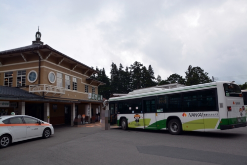 バスが高野山駅に到着