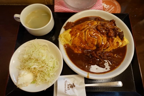 牛すじオムドム[スープ・サラダ付](850円)