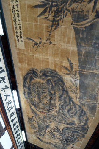 天井の虎の墨絵