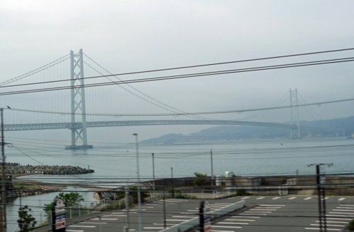 JR神戸線の車窓から見た明石大橋
