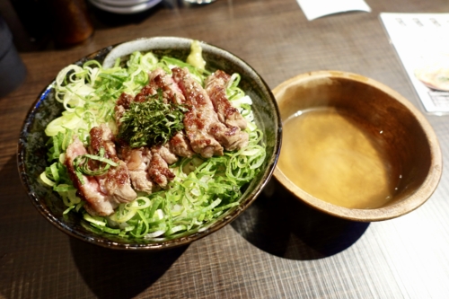 牛ステーキまぶし丼［スープ付］(980円)+ライス大盛無料