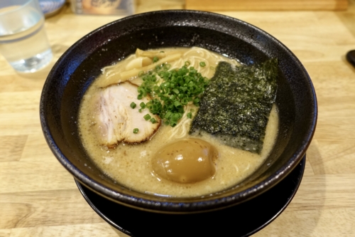 豚骨ラーメン+味玉子(820円)