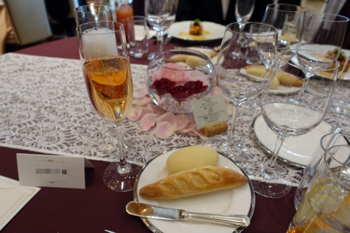 シャンパンとテーブル