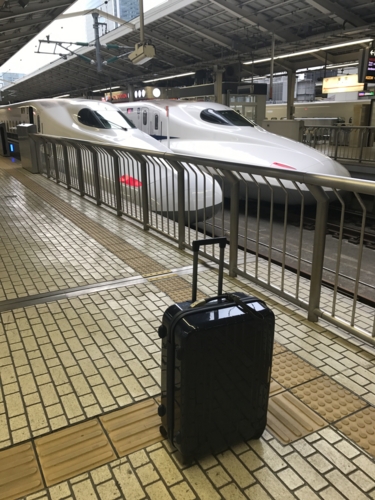 東京駅のホームとトランク