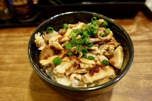 肉肉丼(平日ランチサービス250円)