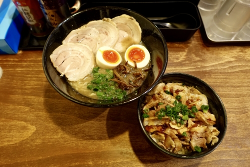極濃らーめん(900円)+肉肉丼(平日ランチサービス250円)