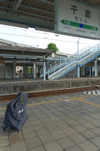 千倉駅で電車を待つ