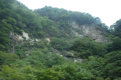 中津川の岩壁