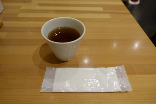 冷たい麦茶と紙おしぼり