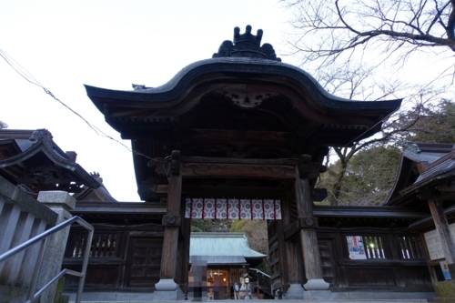 神門></a>




石段の上は唐破風の神門で、
左右八間の廻廊が配されています。
この神門を入ると、
東側に神楽殿があり、
西側に手水舎と、
神符守札授与所があります。



<a href=