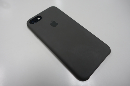新たに購入した公式iPhone8シリコンケースのダークオリーブ