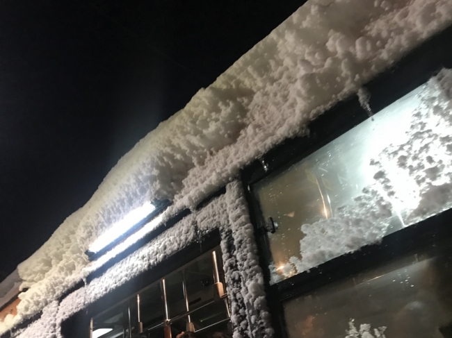 雪の積もったバス