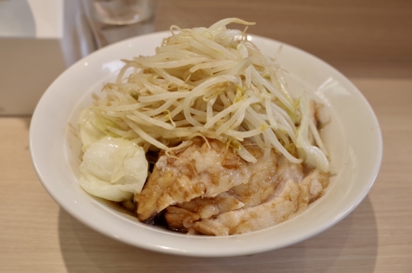 ラーメン(700円)+ぶた(100円)+大盛(0円)野菜