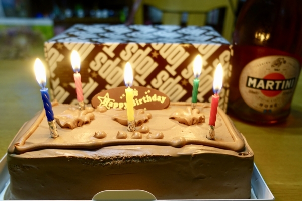 TOPSのbirthday cakeとchampagne