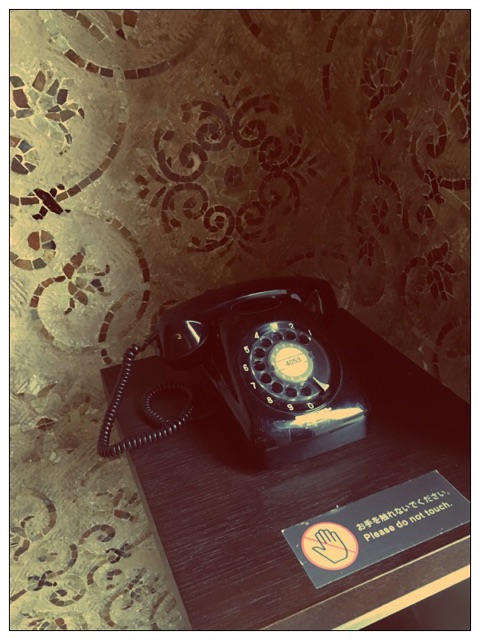 トーハクの壁と黒電話