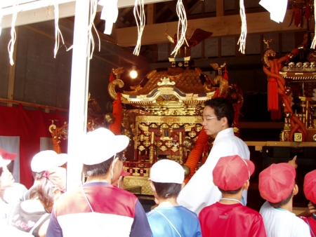 小学生達が西野神社を見学
