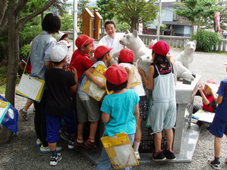 小学生達が西野神社を見学