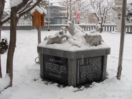 雪に覆われた記念碑（11/29）