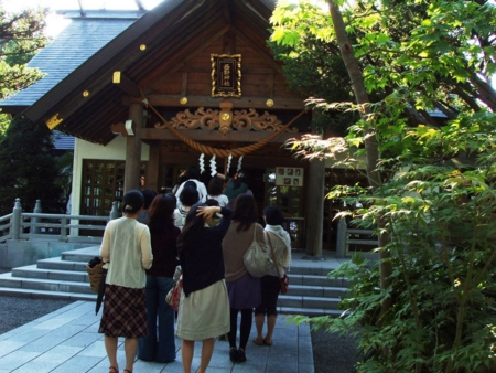 縁結びツアーで西野神社を訪れた参拝者達