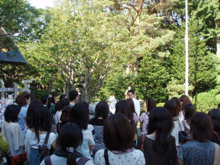 縁結びツアーで西野神社を訪れた参拝者達