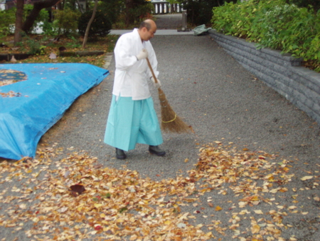秋の境内掃き掃除