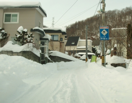 西野神社近郊の雪道（平成24年12月）