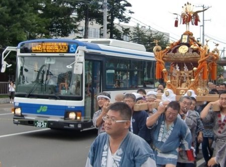 ジェイ・アール北海道バスと西野神社御神輿