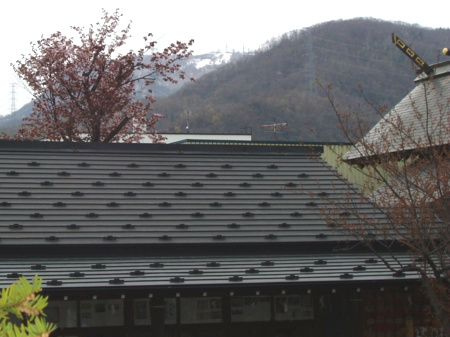 西野神社境内から望む手稲山山頂の冠雪