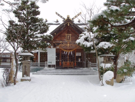 西野神社 拝殿と参道（降雪後）