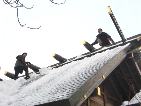 西野神社拝殿屋根の除雪