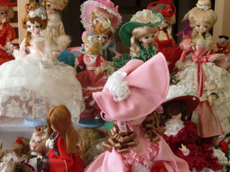 人形供養祭に向けて集まってきた人形達