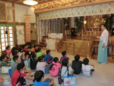 小学生達が西野神社を訪れました