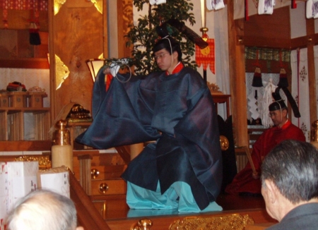 朝日舞を舞う西野神社神職